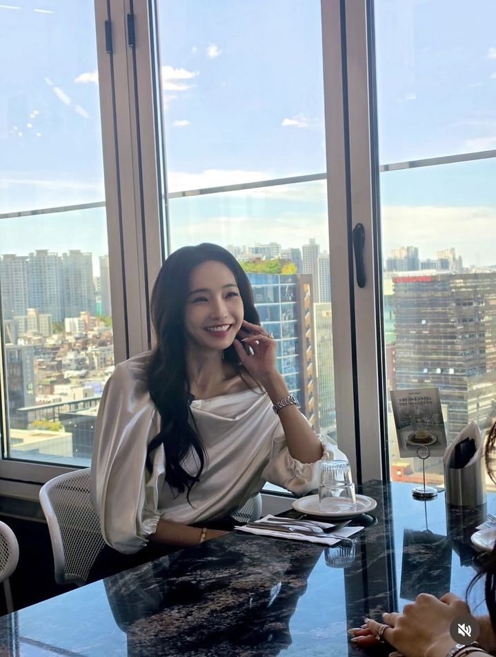 [서울=뉴시스] 배우 한채영이 지난 25일 자신의 사회관계망서비스(SNS)에 근황 사진을 공개했다. 사진 속 한채영은 서울 전경이 보이는 통창 앞에서 흰색 오프숄더 상의를 입고 환하게 웃고 있다. (사진=한채영 SNS 캡처) *재판매 및 DB 금지