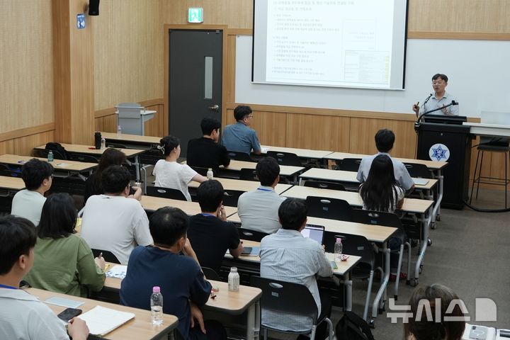 [세종=뉴시스]한국환경보전원은 26일 서울 숙명여자대학교에서 '제2차 산업계 녹색화학 전환 맞춤형 기술지원사업 설명회 및 산업계 녹색화학 전환 지원을 위한 교류의 장'을 열고 산업계의 녹색화학 전환을 지원하는 기술지원사업을 안내했다.(사진=한국환경보전원 제공)