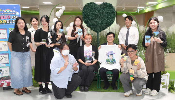 [청주=뉴시스] 이장섭 충북 청주시장이 26일 상당구 청년창업지원센터에서 입주 청년 기업인들과 '하트나무' 굿즈를 들고 기념촬영하고 있다. (사진=청주시 제공) 2026.08.26. photo@newsis.com *재판매 및 DB 금지