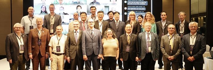 [대전=뉴시스] 25일 태국서 열린 제70회 국제측정연합(IMEKO) 총회에서 강대임(앞줄 오른쪽서 네번째) UST 총장이 참석자들과 기념촬영을 하고 있다.(사진=UST 제공) *재판매 및 DB 금지