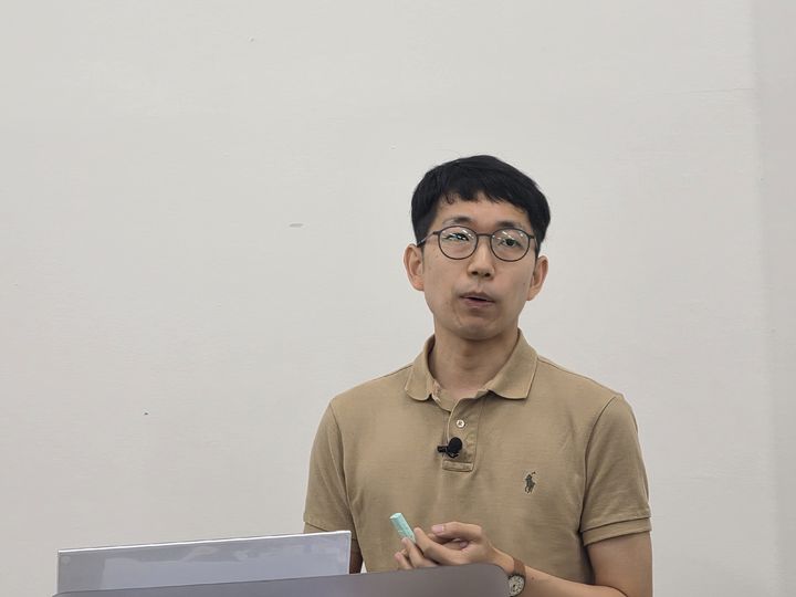 [진천=뉴시스] 박은비 기자 = SK텔레콤이 26일 충북 진천에 위치한 국가대표선수촌에서 '팀(Team) SKT' 출정식 직전 'SKT-FAN' 시스템을 소개하는 설명회를 진행했다. 사진은 이 시스템을 개발한 최종혁 SK텔레콤 스포츠마케팅팀 매니저가 설명하는 모습. 2026.08.26. silverline@newsis.com *재판매 및 DB 금지 *재판매 및 DB 금지