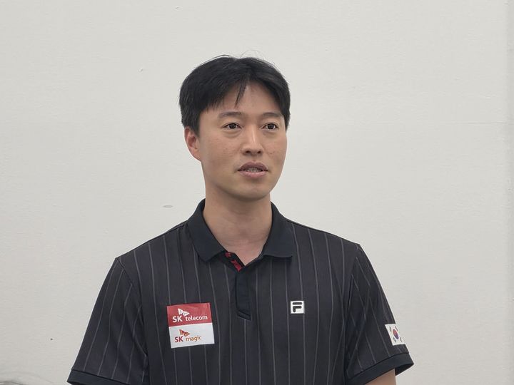[진천=뉴시스] 박은비 기자 = SK텔레콤이 26일 충북 진천에 위치한 국가대표선수촌에서 '팀(Team) SKT' 출정식 직전 'SKT-FAN' 시스템을 소개하는 설명회를 진행했다. 사진은 원우영 사브르 국가대표 코치가 설명하는 모습. 2026.08.26. silverline@newsis.com *재판매 및 DB 금지 *재판매 및 DB 금지
