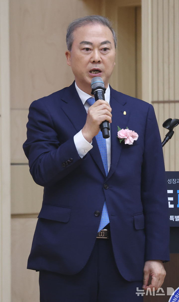 축사하는 양오봉 전북대학교 총장