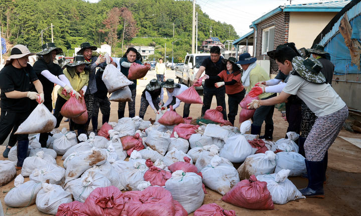 [무안=뉴시스] 송형곤 전남광주특별시의회 의장과 의원, 직원들이 26일 침수 피해를 입은 경남 거제·통영 일대에서 복구작업을 하고 있다. (사진=시의회 제공) 2026.08.26. photo@newsis.com *재판매 및 DB 금지