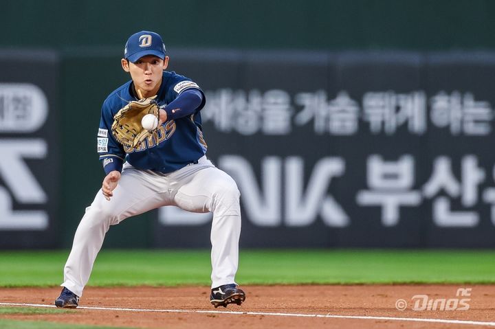 [서울=뉴시스] 프로야구 NC 다이노스 서호철이 23일 부산 사직구장에서 열린 2026 신한 쏠 KBO리그 롯데 자이언츠와의 경기에서 타구를 잡고 있다. (사진=NC 다이노스 제공) 2026.06.23. *재판매 및 DB 금지