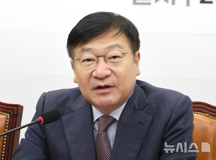 [통영=뉴시스] 신정철 기자= 국민의힘 정점식 의원(경남 통영시·고성군)은 26일, 총사업비 1365억 원이 투입되는 국도 77호선 통영 도산~고성 삼산 2차로 신설사업이 ‘제6차 국도·국지도 건설계획’ 일괄 예비타당성조사를 통과해 본격적으로 추진된다고 밝혔다.사진은 정점식 의원의 의정활동 모습.(사진=뉴시스DB).2026.08.26. sin@newsis.com *재판매 및 DB 금지