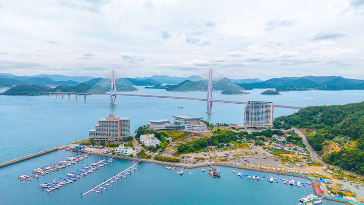 [통영=뉴시스] 신정철 기자= 경남 통영시 도남동과 한산면을 잇는 길이 2.7㎞의 한산대첩교 건설사업이 26일 열린 제7회 재정투자평가위원회 심의에서 일괄 예비타당성조사를 통과하면서 최종 확정됐다.사진은 오는 2030년에 준공될 한산대첩교 조감도.(사진=통영시 제공).2026.08.26. photo@newsis.com한산대첩교 *재판매 및 DB 금지