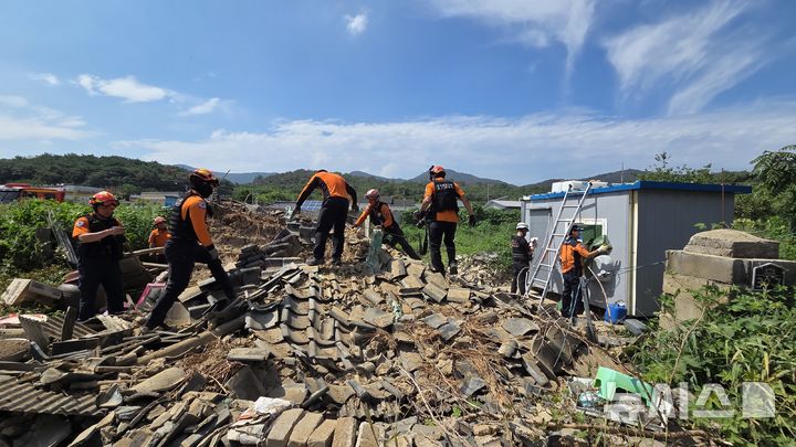 [경주=뉴시스] 경주시 안강읍 단층 주택 붕괴 사고 현장 (사진=독자 제공) 2026.8.26. photo@newsis.com