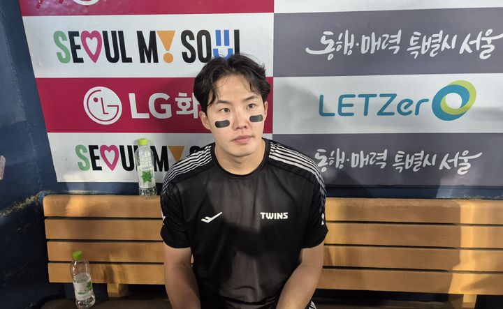 [서울=뉴시스] 문채현 기자 = 프로야구 LG 트윈스의 임찬규가 26일 서울 잠실구장에서 열린 2026 신한 쏠 KBO리그 NC 다이노스전에서 승리한 뒤 취재진과 인터뷰를 하고 있다. 2026.08.26. dal@newsis.com *재판매 및 DB 금지