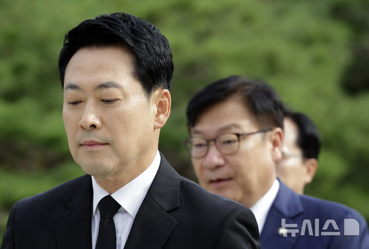 [서울=뉴시스] 정병혁 기자 = 취임 1주년을 맞은 장동혁 국민의힘 대표가 26일 서울 동작구 국립서울현충원 현충탑 참배를 하고 있다. 2026.08.26. jhope@newsis.com