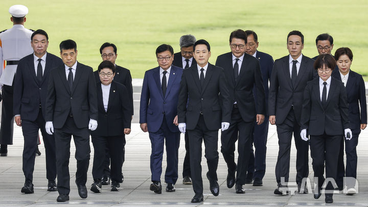 [서울=뉴시스] 정병혁 기자 = 취임 1주년을 맞은 장동혁 국민의힘 대표가 26일 서울 동작구 국립서울현충원 현충탑 참배를 위해 이동하고 있다. 2026.08.26. jhope@newsis.com