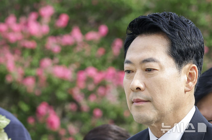 [서울=뉴시스] 정병혁 기자 = 취임 1주년을 맞은 장동혁 국민의힘 대표가 26일 서울 동작구 국립서울현충원 현충탑 참배를 하고 있다. 2026.08.26. jhope@newsis.com