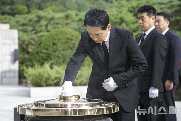 [서울=뉴시스] 정병혁 기자 = 취임 1주년을 맞은 장동혁 국민의힘 대표가 26일 서울 동작구 국립서울현충원 현충탑 참배를 하고 있다. 2026.08.26. jhope@newsis.com