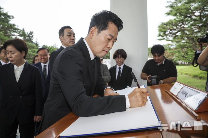[서울=뉴시스] 정병혁 기자 = 취임 1주년을 맞은 장동혁 국민의힘 대표가 26일 서울 동작구 국립서울현충원 현충탑 참배를 마친 뒤 방명록을 작성하고 있다. 2026.08.26. jhope@newsis.com