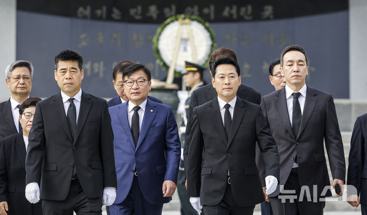 [서울=뉴시스] 정병혁 기자 = 취임 1주년을 맞은 장동혁 국민의힘 대표가 26일 서울 동작구 국립서울현충원 현충탑 참배를 마친 뒤 이동하고 있다. 2026.08.26. jhope@newsis.com