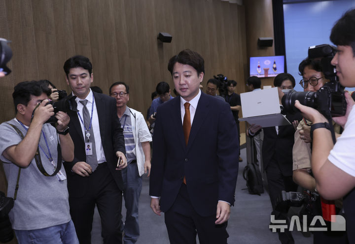 [서울=뉴시스] 김근수 기자 = 이준석 개혁신당 대표가 26일 오전 서울 여의도 국회 소통관에서 당 대표 사퇴 기자회견을 마치고 밖으로 나서고 있다. 2026.08.26. ks@newsis.com