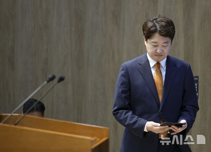 [서울=뉴시스] 김근수 기자 = 이준석 개혁신당 대표가 26일 오전 서울 여의도 국회 소통관에서 당 대표 사퇴 기자회견을 하기 위해 기자회견장으로 들어서고 있다. 2026.08.26. ks@newsis.com