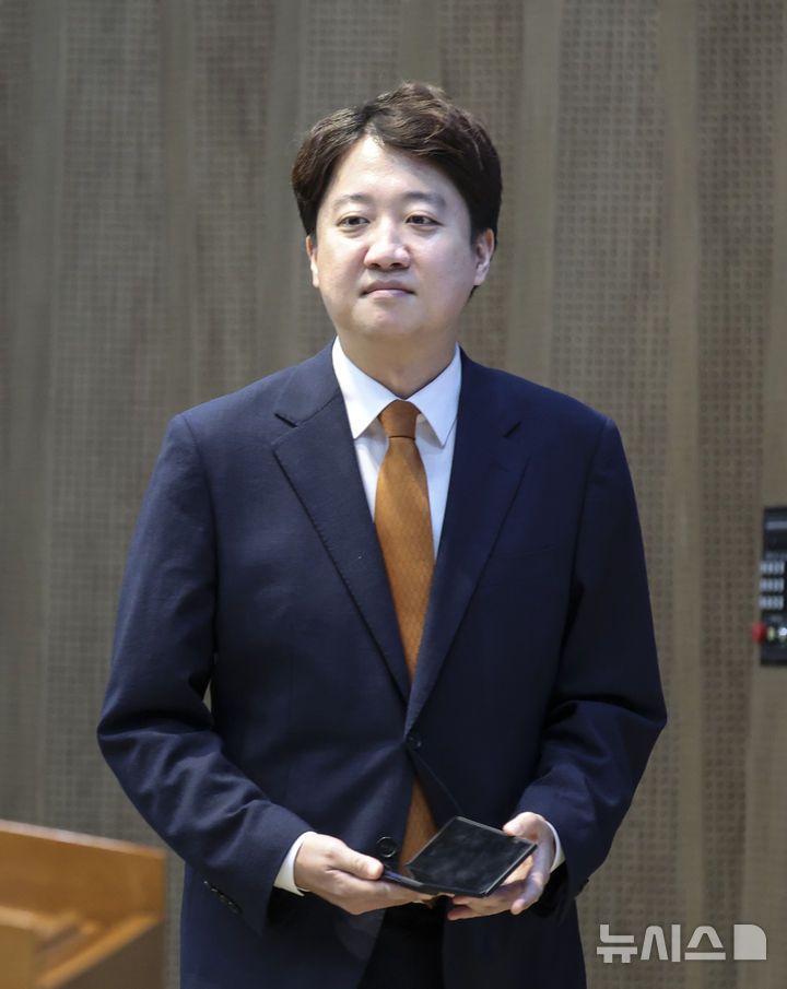 [서울=뉴시스] 김근수 기자 = 이준석 개혁신당 대표가 26일 오전 서울 여의도 국회 소통관에서 당 대표 사퇴 기자회견을 하기 위해 기자회견장으로 들어서고 있다. 2026.08.26. ks@newsis.com
