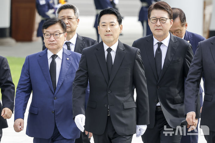 [서울=뉴시스] 정병혁 기자 = 취임 1주년을 맞은 장동혁 국민의힘 대표가 26일 서울 동작구 국립서울현충원 현충탑 참배를 위해 이동하고 있다. 2026.08.26. jhope@newsis.com