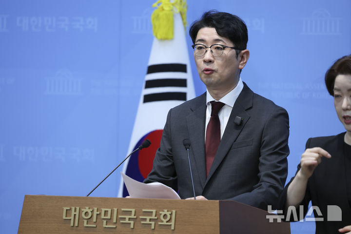 [서울=뉴시스] 김근수 기자 = 주진우 국민의힘 의원이 26일 오전 서울 여의도 국회 소통관에서 선거관리위원회 득표 조작 의혹 관련 기자회견을 하고 있다. 2026.08.26. ks@newsis.com