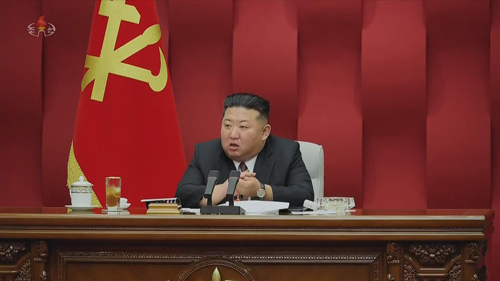[서울=뉴시스] 북한 조선중앙TV는 김정은 국무위원장이 지난 25일 노동당 중앙위원회 제9기 제4차 정치국 확대회의를 주재했다고 26일 보도했다. (사진=조선중앙TV 캡처) 2026.08.26. photo@newsis.com *재판매 및 DB 금지