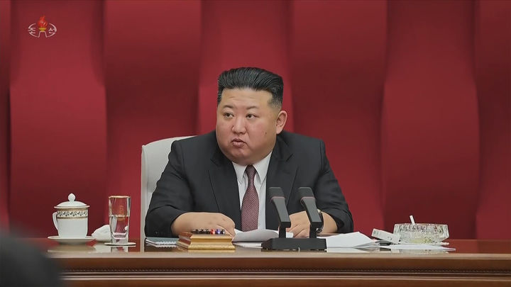 [서울=뉴시스] 구금시설에서 고문 등 인권침해를 당했다며 북한을 상대로 손해배상 소송을 제기한 북한이탈주민이 1심에서 승소했다. 사진은 북한 조선중앙TV는 김정은 국무위원장이 지난 25일 노동당 중앙위원회 제9기 제4차 정치국 확대회의를 주재했다고 보도한 모습. (사진=조선중앙TV 캡처) 2026.08.28. photo@newsis.com *재판매 및 DB 금지