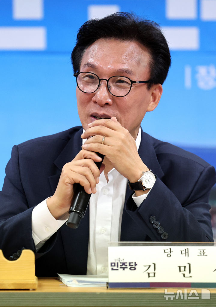 발언하는 김민석 대표