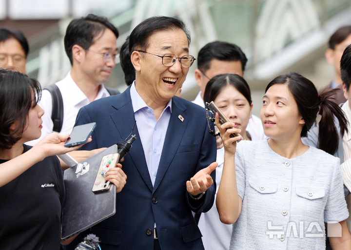 취재진 질문 답하는 김윤덕 국토교통부 장관