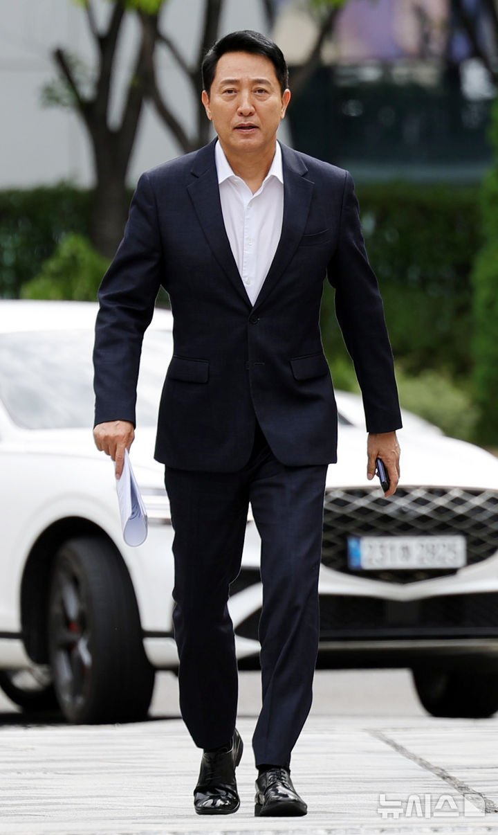 [서울=뉴시스] 홍효식 기자 = 오세훈 서울시장이 26일 오전 서울 중구 달개비에서 김윤덕 국토교통부 장관과 주택공급 관련 2차 회동을 위해 들어서고 있다. 2026.08.26. yesphoto@newsis.com