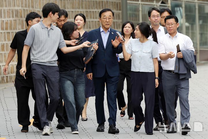 [서울=뉴시스] 홍효식 기자 = 김윤덕 국토교통부 장관이 26일 오전 서울 중구 달개비에서 오세훈 서울시장과 주택공급 관련 2차 회동을 위해 들어서며 취재진 진문에 답하고 있다. 2026.08.26. yesphoto@newsis.com