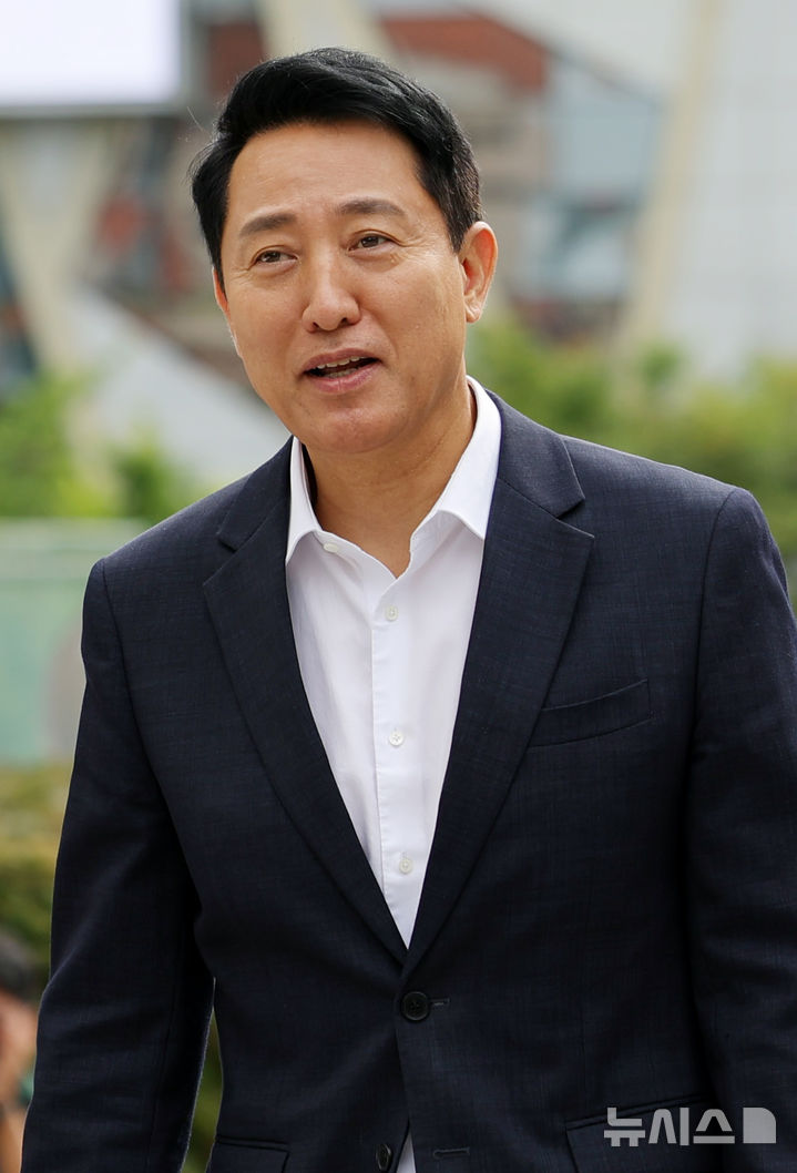 [서울=뉴시스] 홍효식 기자 = 오세훈 서울시장이 26일 오전 서울 중구 달개비에서 김윤덕 국토교통부 장관과 주택공급 관련 2차 회동을 위해 들어서고 있다. 2026.08.26. yesphoto@newsis.com