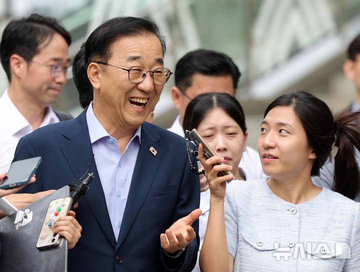 [서울=뉴시스] 홍효식 기자 = 김윤덕 국토교통부 장관이 26일 오전 서울 중구 달개비에서 오세훈 서울시장과 주택공급 관련 2차 회동을 위해 들어서며 취재진 진문에 답하고 있다. 2026.08.26. yesphoto@newsis.com