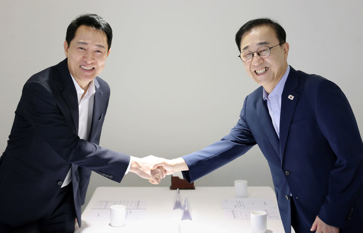 [서울=뉴시스] 김윤덕 국토교통부 장관과 오세훈 서울시장이 26일 오전 서울 중구 달개비에서 주택공급 관련 2차 회동에 앞서 악수하고 있다. (사진=서울시 제공) 2026.08.26. photo@newsis.com *재판매 및 DB 금지