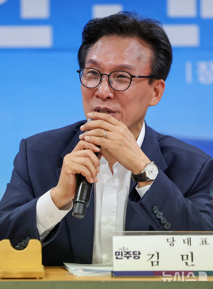 발언하는 김민석 대표