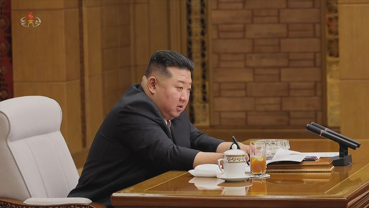 [서울=뉴시스] 북한 조선중앙TV는 김정은 국무위원장이 지난달 25일 노동당 중앙위원회 제9기 제4차 정치국 확대회의를 주재했다고 26일 보도했다. (사진=조선중앙TV 캡처) 2026.09.03. photo@newsis.com *재판매 및 DB 금지