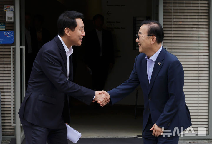 [서울=뉴시스] 홍효식 기자 = 김윤덕(오른쪽) 국토교통부 장관과 오세훈 서울시장이 26일 오전 서울 중구 달개비에서 주택공급 관련 2차 회동을 마친 뒤 악수하고 있다. 2026.08.26. yesphoto@newsis.com