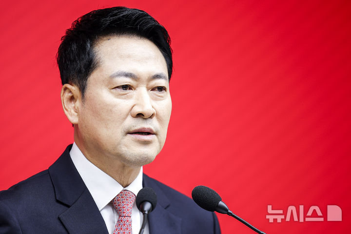 [서울=뉴시스] 정병혁 기자 = 장동혁 국민의힘 대표가 26일 서울 영등포구 국민의힘 중앙당사에서 취임 1주년 기자회견을 하고 있다. 2026.08.26. jhope@newsis.com