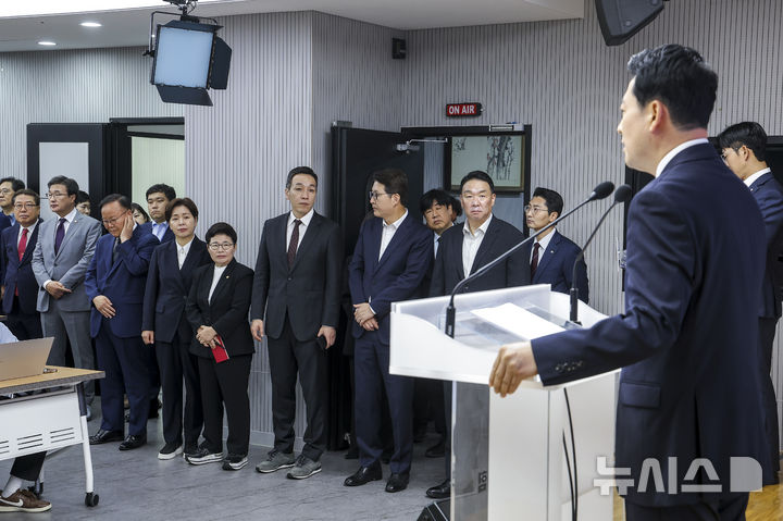 [서울=뉴시스] 정병혁 기자 = 국민의힘 당 지도부가 26일 서울 영등포구 국민의힘 중앙당사에서 열린 장동혁 당대표 취임 1주년 기자회견을 바라보고 있다. 2026.08.26. jhope@newsis.com
