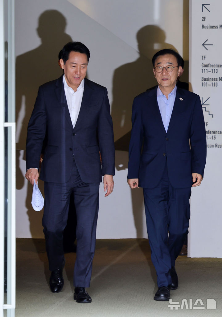 [서울=뉴시스] 홍효식 기자 = 김윤덕(오른쪽) 국토교통부 장관과 오세훈 서울시장이 26일 오전 서울 중구 달개비에서 주택공급 관련 2차 회동을 마친 뒤 나오고 있다. 2026.08.26. yesphoto@newsis.com