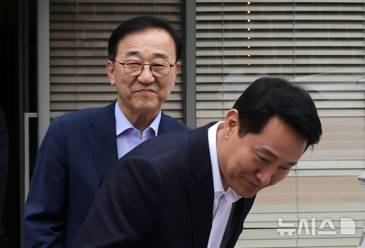 [서울=뉴시스] 홍효식 기자 = 김윤덕(왼쪽) 국토교통부 장관과 오세훈 서울시장이 26일 오전 서울 중구 달개비에서 주택공급 관련 2차 회동을 마친 뒤 악수하고 있다. 2026.08.26. yesphoto@newsis.com