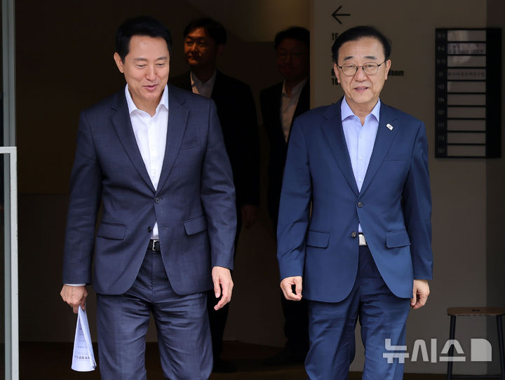 [서울=뉴시스] 홍효식 기자 = 김윤덕(오른쪽) 국토교통부 장관과 오세훈 서울시장이 26일 오전 서울 중구 달개비에서 주택공급 관련 2차 회동을 마친 뒤 나오고 있다. 2026.08.26. yesphoto@newsis.com