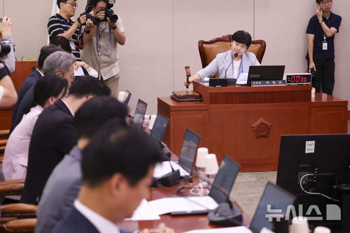 [서울=뉴시스] 김근수 기자 = 서영교 국회 법제사법위원회 위원장이 26일 오전 서울 여의도 국회에서 열린 법제사법위원회 전체회의에서 의사봉을 두드리고 있다. 2026.08.26. ks@newsis.com