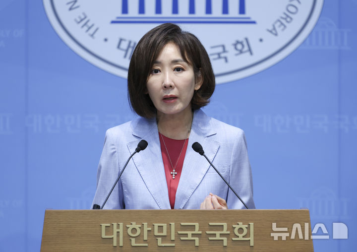 [서울=뉴시스] 김근수 기자 = 나경원 국민의힘 의원이 지난 26일 오전 서울 여의도 국회 소통관에서 이재명정부의 용산공원파괴, 청년임대주택 민주당 용산공원특별법 강행처리 반대 기자회견을 하고 있다. 2026.08.26. ks@newsis.com