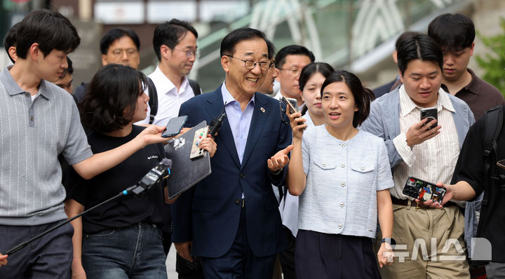 주택공급 2차 회동장 향하는 김윤덕 국토부 장관