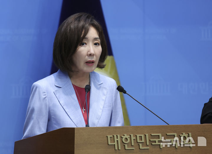 [서울=뉴시스] 김근수 기자 = 나경원 국민의힘 의원이 26일 오전 서울 여의도 국회 소통관에서 이재명정부의 용산공원파괴, 청년임대주택 민주당 용산공원특별법 강행처리 반대 기자회견을 하고 있다. 2026.08.26. ks@newsis.com
