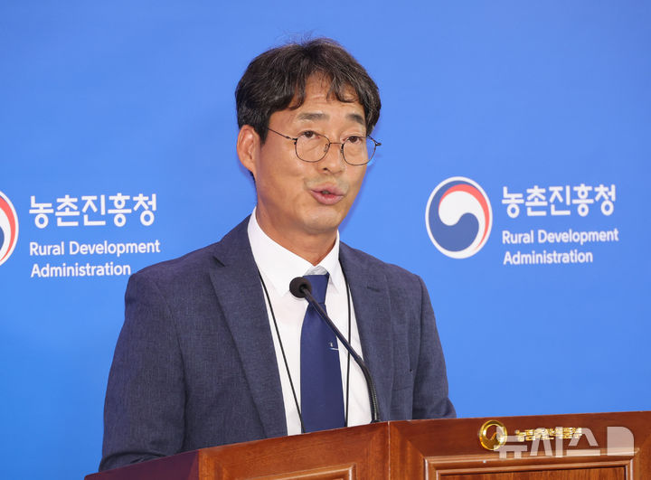 2세대 육계 스마트팜 개발 브리핑하는 유동조 축산생명환경부장