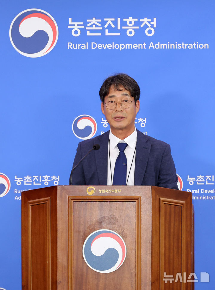 2세대 육계 스마트팜 개발 브리핑하는 유동조 축산생명환경부장