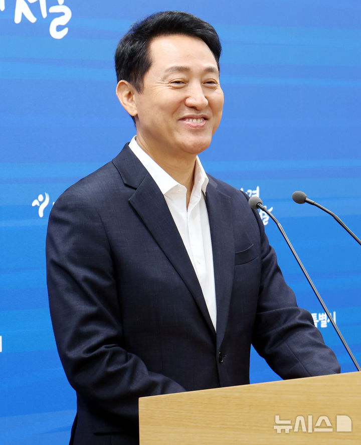 [서울=뉴시스] 박영태 기자 = 오세훈 서울시장이 26일 오전 서울 중구 서울시청 브리핑룸에서 김윤덕 국토부장관과의 주택공급 관련 2차 회동을 끝내고 브리핑 중 취재진 질문에 밝게 웃고 있다. 2026.08.26. since1999@newsis.com