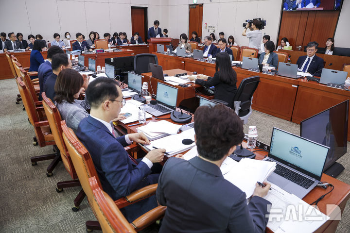 [서울=뉴시스] 정병혁 기자 = 26일 서울 여의도 국회에서 성평등가족위원회 전체회의가 열리고 있다. 2026.08.26. jhope@newsis.com