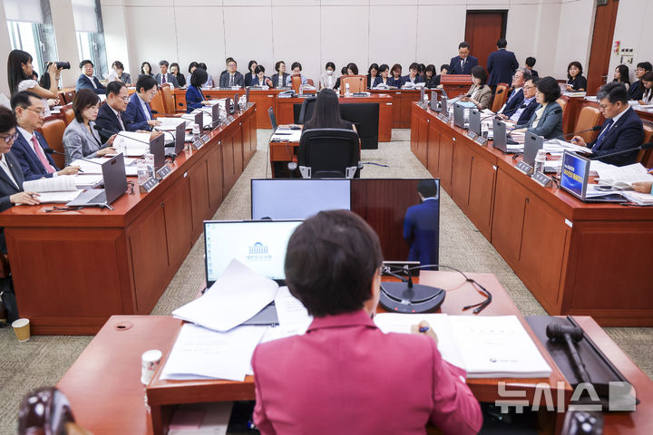 [서울=뉴시스] 정병혁 기자 = 26일 서울 여의도 국회에서 성평등가족위원회 전체회의가 열리고 있다. 2026.08.26. jhope@newsis.com